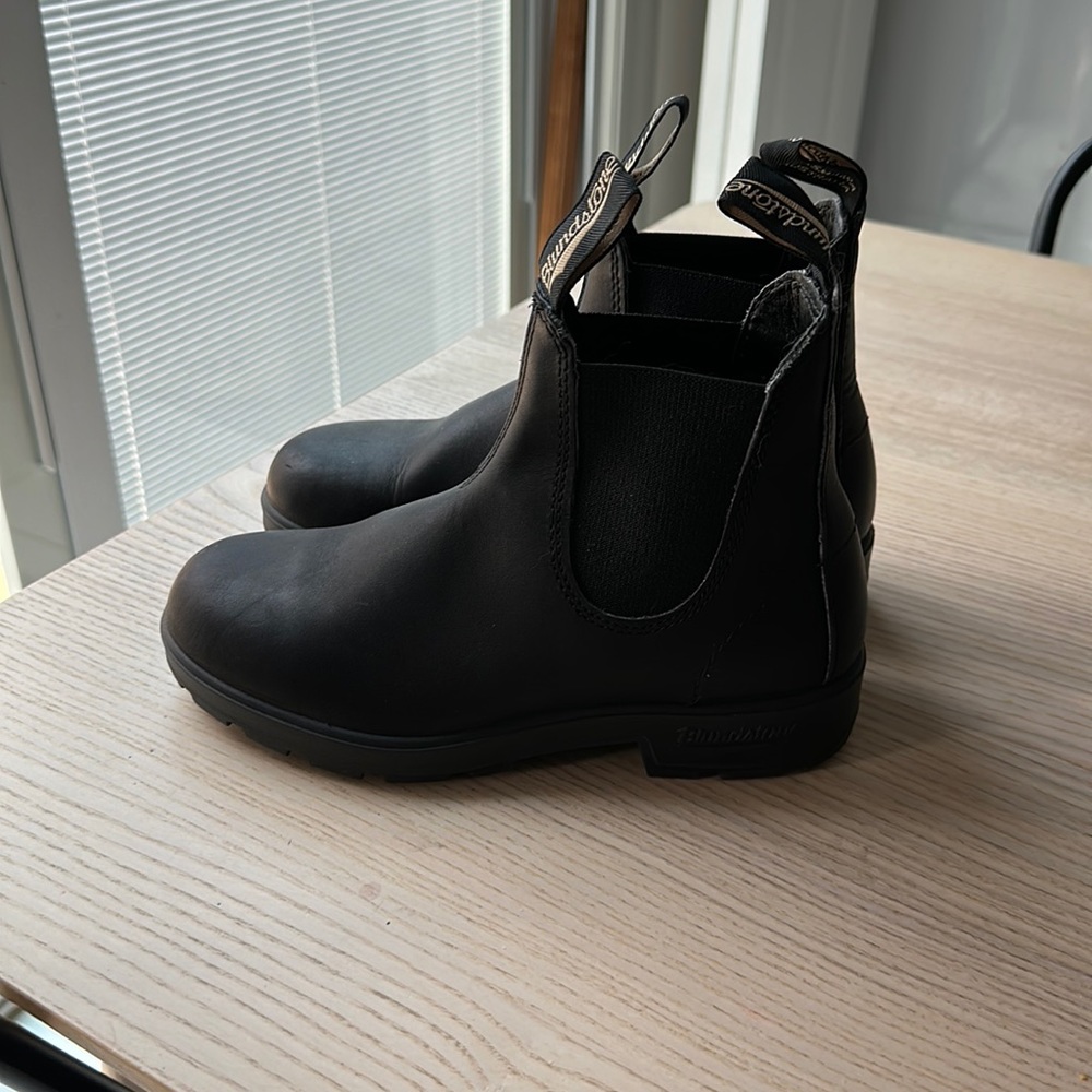 Like new black blundstone boots